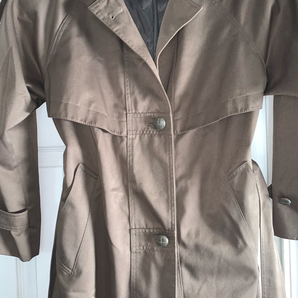 Gorgeous All-Weather Coat, Size 2 Petite - Picture 3 of 13